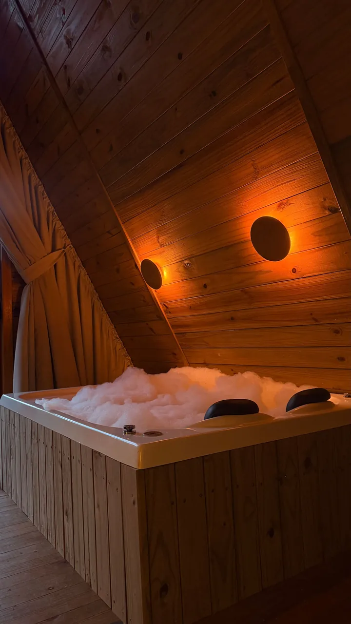 Hidromassagem com espuma e arandelas na parede de madeira