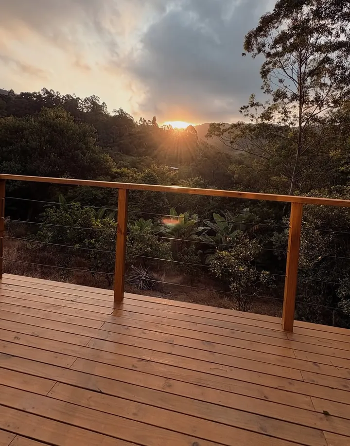 Pôr do sol sobre a mata, visto do deck do chalé